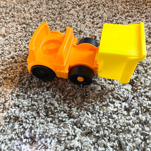 LIKE NEW FISHER PRICE CONSTRUCTION SITE SET - Picture 6 of 11